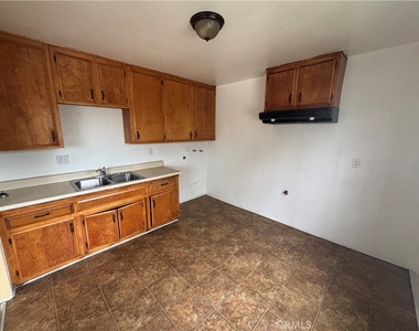 8868 S Wall St - Photo Thumbnail 2