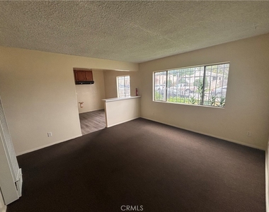 8866 S Wall St - Photo Thumbnail 2