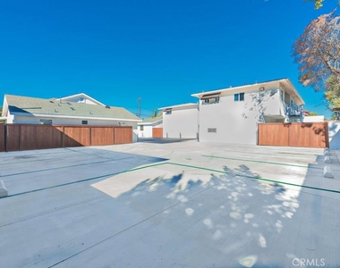 555 N Olive Street - Photo Thumbnail 10