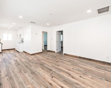 555 N Olive Street - Photo Thumbnail 3