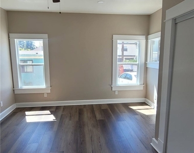324 E Walnut - Photo Thumbnail 5