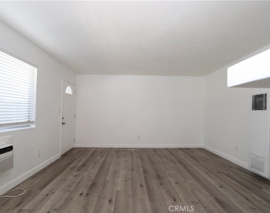 460 Vista Avenue - Photo Thumbnail 5