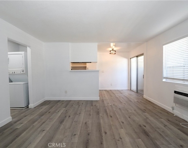 460 Vista Avenue - Photo Thumbnail 3