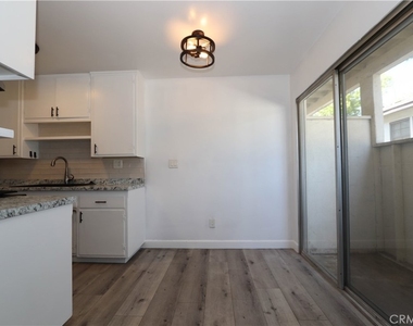 460 Vista Avenue - Photo Thumbnail 7
