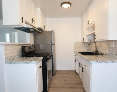 460 Vista Avenue - Photo Thumbnail 8
