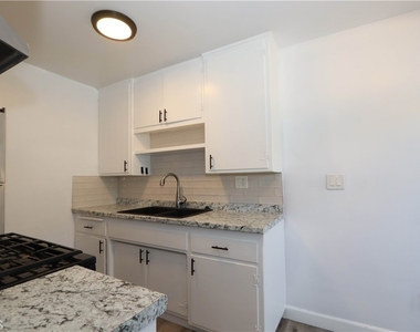 460 Vista Avenue - Photo Thumbnail 9