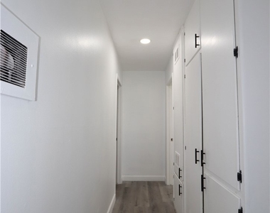 460 Vista Avenue - Photo Thumbnail 12