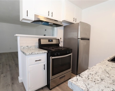 460 Vista Avenue - Photo Thumbnail 10