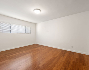 931 N Alfred Street - Photo Thumbnail 4