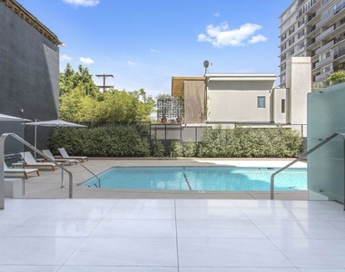 838 N Doheny Drive - Photo Thumbnail 31