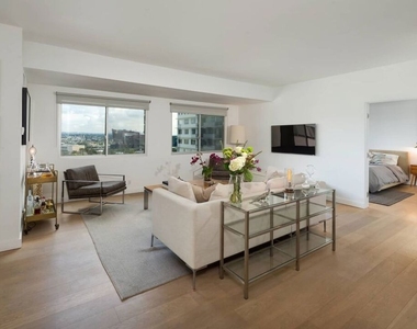 838 N Doheny Drive - Photo Thumbnail 3
