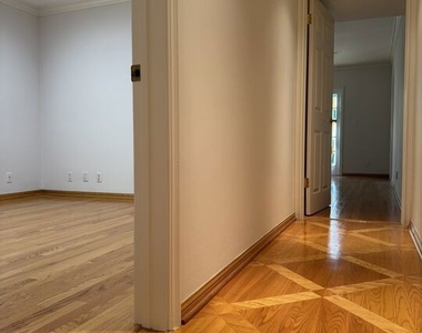 5412 Hazeltine Avenue - Photo Thumbnail 10