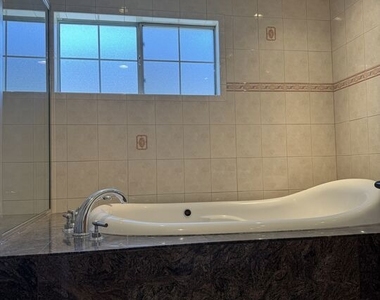 5412 Hazeltine Avenue - Photo Thumbnail 4