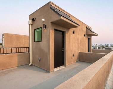552 N Hobart Boulevard - Photo Thumbnail 6
