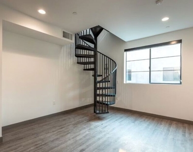 552 N Hobart Boulevard - Photo Thumbnail 5