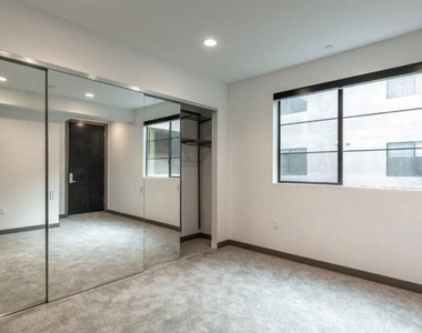 552 N Hobart Boulevard - Photo Thumbnail 2