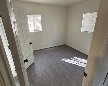 14638 Calvert Street - Photo Thumbnail 2