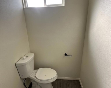 14638 Calvert Street - Photo Thumbnail 5