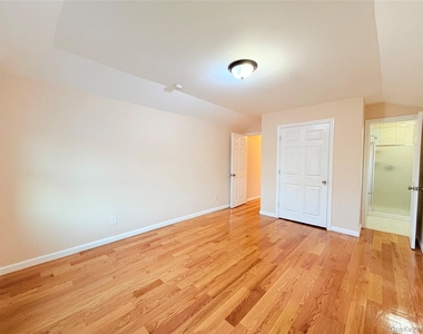 239-13 86th Avenue - Photo Thumbnail 9