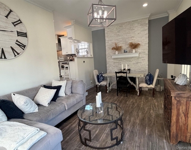 326 E Walnut Street - Photo Thumbnail 2