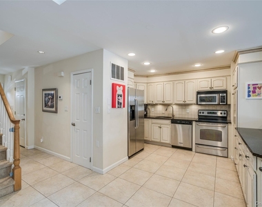 100 Woodlake Drive W - Photo Thumbnail 2