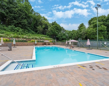 100 Woodlake Drive W - Photo Thumbnail 22
