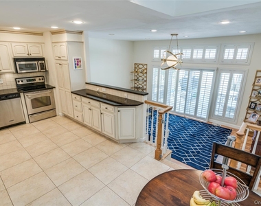 100 Woodlake Drive W - Photo Thumbnail 7
