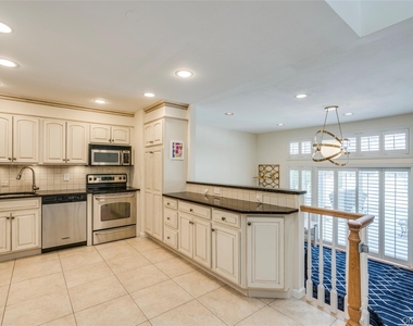 100 Woodlake Drive W - Photo Thumbnail 3