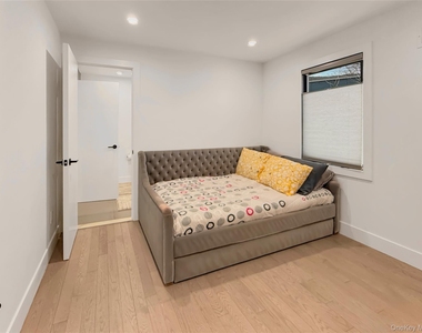 12 Hudson River Lane - Photo Thumbnail 13