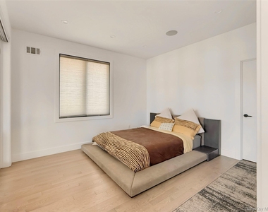 12 Hudson River Lane - Photo Thumbnail 5