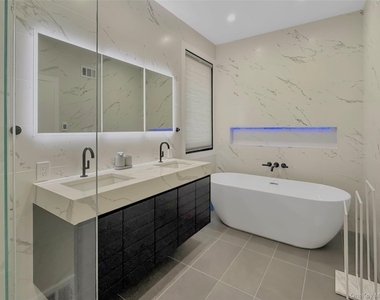 12 Hudson River Lane - Photo Thumbnail 6
