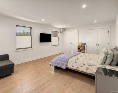 12 Hudson River Lane - Photo Thumbnail 11
