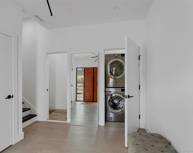 12 Hudson River Lane - Photo Thumbnail 8