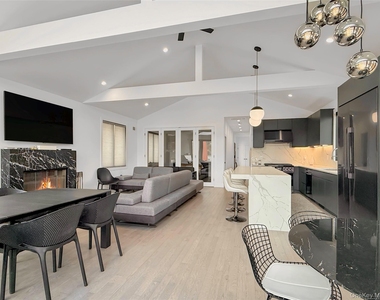 12 Hudson River Lane - Photo Thumbnail 3