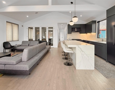 12 Hudson River Lane - Photo Thumbnail 4