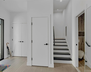 12 Hudson River Lane - Photo Thumbnail 10