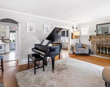 256 Hawthorne Avenue - Photo Thumbnail 1