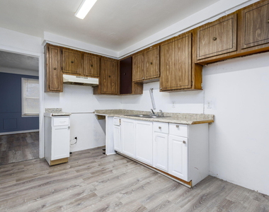19435 Mccormick Street - Photo Thumbnail 6