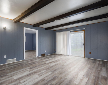 19435 Mccormick Street - Photo Thumbnail 7