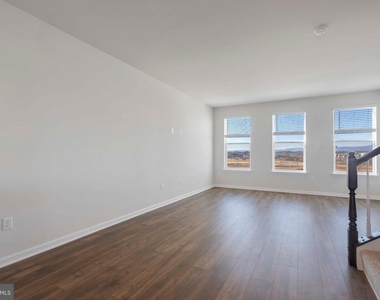 462 Tiller Street - Photo Thumbnail 2