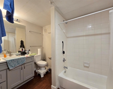 2320 Gracy Farms Ln - Photo Thumbnail 3