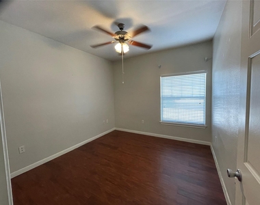 2320 Gracy Farms Ln - Photo Thumbnail 9