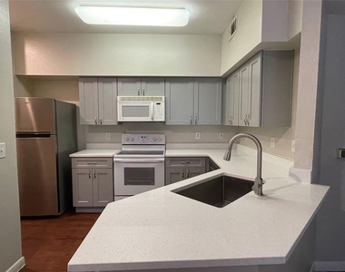 2320 Gracy Farms Ln - Photo Thumbnail 7