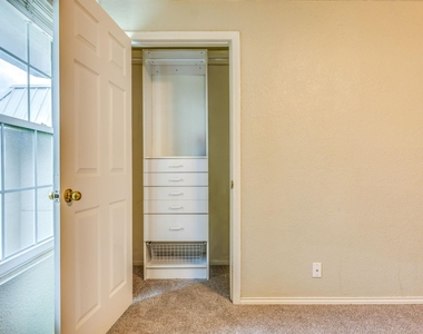 910 Duncan Ln - Photo Thumbnail 17