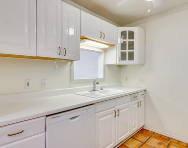 910 Duncan Ln - Photo Thumbnail 7