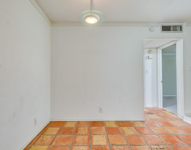 910 Duncan Ln - Photo Thumbnail 4