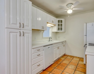 910 Duncan Ln - Photo Thumbnail 6