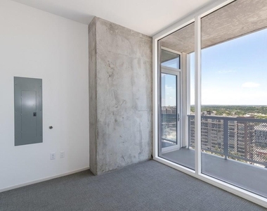 301 West Ave - Photo Thumbnail 4