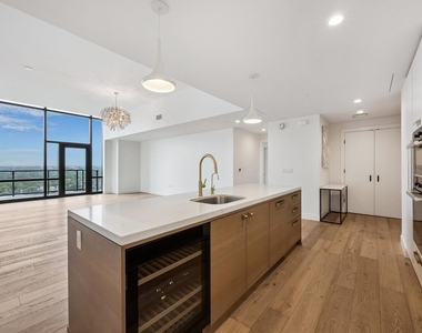 70 Rainey St - Photo Thumbnail 6