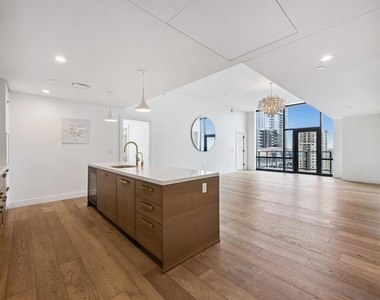 70 Rainey St - Photo Thumbnail 5